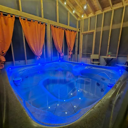 Cozy Cabin, Hot Tub, Fast 500Mbps Wi-Fi, Fireplace